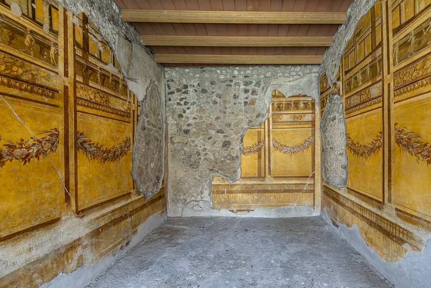 Walls frescoed in third Pompeian style with floral garlands in the House of the Silver Wedding