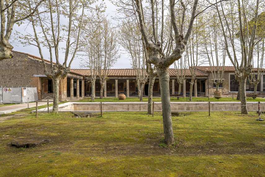 Garden with bare trees and peristyle in the Villa San Marco at Stabiae